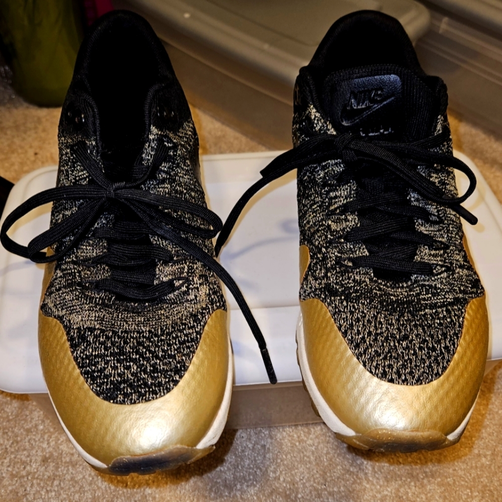 NIKE Black & Gold sz 9